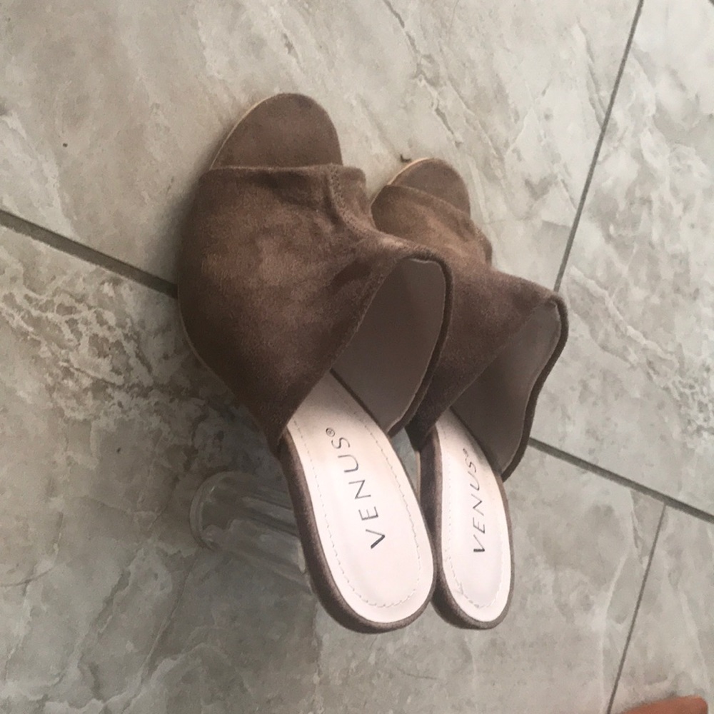 Venus heels light brow